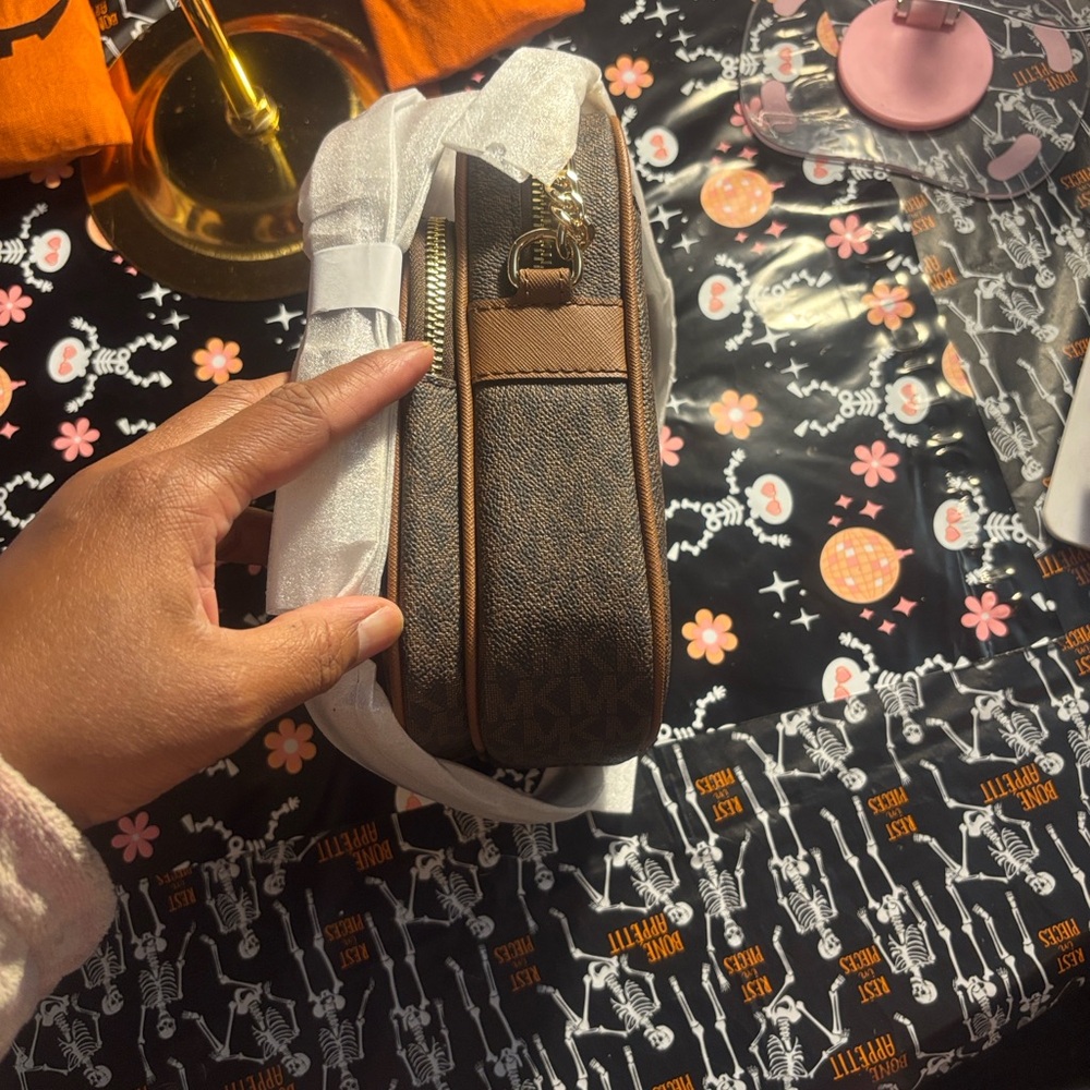 NWT!!!! Michael Kors Jet Set Travel Bag Brown with gold hardware - Picture 6 of 9